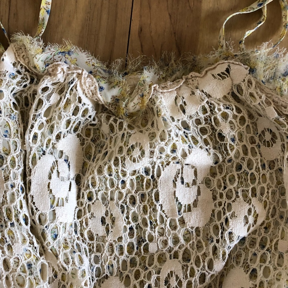 Women’s lace & floral top - Picture 2 of 10